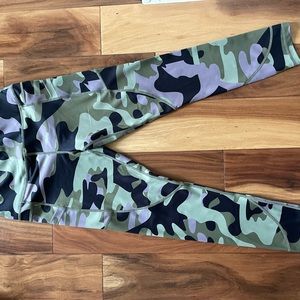 Zyia Active camouflage leggings - size 6-8. Worn twice. Like new.